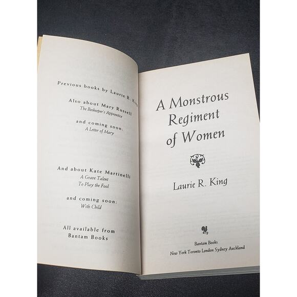 Laurie R King The Beekeeper's Apprentice & A Mostrous Regiment of Women Book Set - Picture 6 of 8